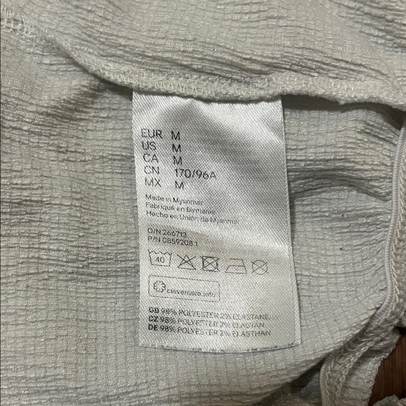 Chic Ruffled White Blouse - Picture 3 of 3